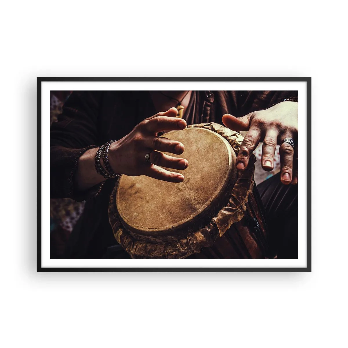 Plakat w czarnej ramie - Ręce grające na tradycyjnym bębnie djembe - 100x70cm - W rytmie serca - Nowoczesna dekoracja ścienna do salonu i sypialni ARTTOR