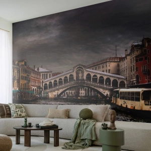 Fototapeta Premium Sand - Most Rialto w Wenecji pod pochmurnym niebem - 100x70cm - Obietnica weneckiego wieczoru - Nowoczesna dekoracja ścienna do salonu, kuchni i sypialni ARTTOR