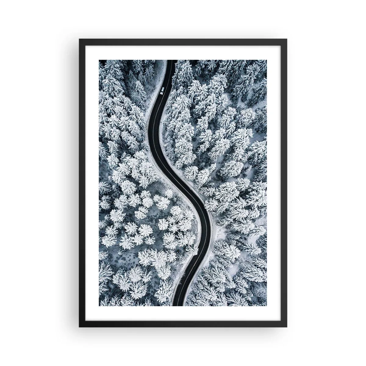 Plakat w czarnej ramie - Malownicza droga wśród zaśnieżonych drzew z lotu ptaka - 50x70cm - Przez zimowy las - Nowoczesna dekoracja ścienna do salonu i sypialni ARTTOR