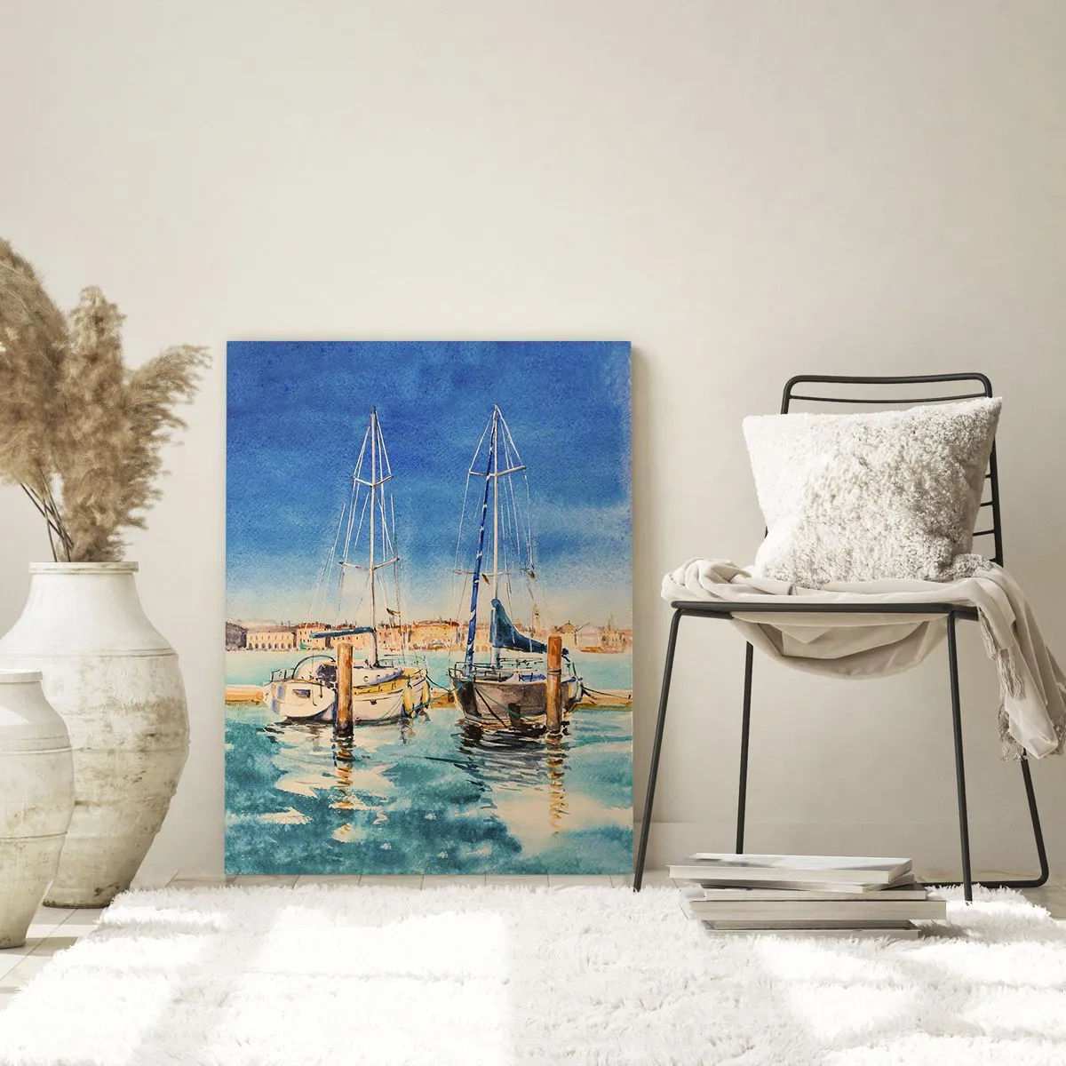 Obraz na szkle - Marina z łodziami na tle błękitnej laguny - 80x120cm - Słoneczna laguna - Nowoczesna dekoracja ścienna do salonu i sypialni ARTTOR