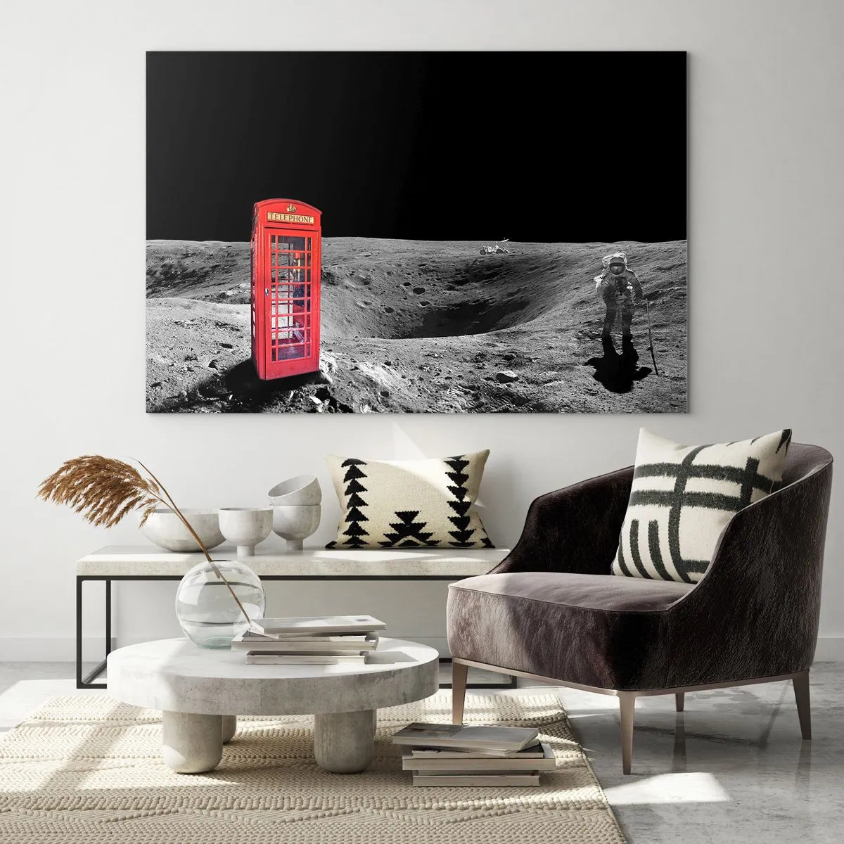 Obraz na szkle - Czerwona budka telefoniczna na powierzchni Księżyca z astronautą - 70x50cm - Kosmiczny żart - Nowoczesna dekoracja ścienna do salonu i sypialni ARTTOR