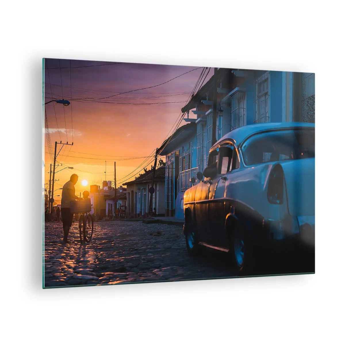 Obraz na szkle - Klimatyczna ulica z klasycznym samochodem o zachodzie słońca - 70x50cm - Tutaj zwalnia czas - Nowoczesna dekoracja ścienna do salonu i sypialni ARTTOR