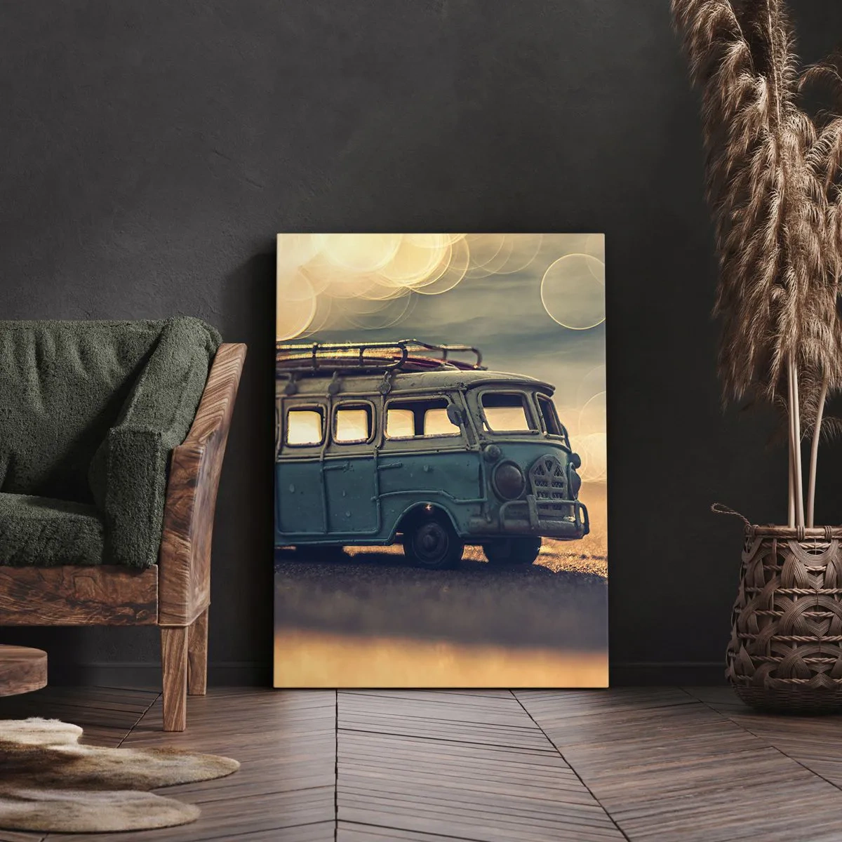 Obraz na płótnie - Retro autobus na tle rozmytego światła - 70x100cm - Koniec bożków: pieniądza i pracy - Nowoczesna dekoracja ścienna do salonu i sypialni ARTTOR