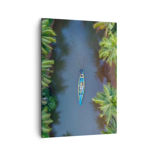 Obraz na płótnie - Widok z lotu ptaka na łódź płynącą przez tropikalną rzekę otoczoną palmami - 50x70cm - Na tropikalnym szlaku - Nowoczesna dekoracja ścienna do salonu, kuchni i sypialni ARTTOR