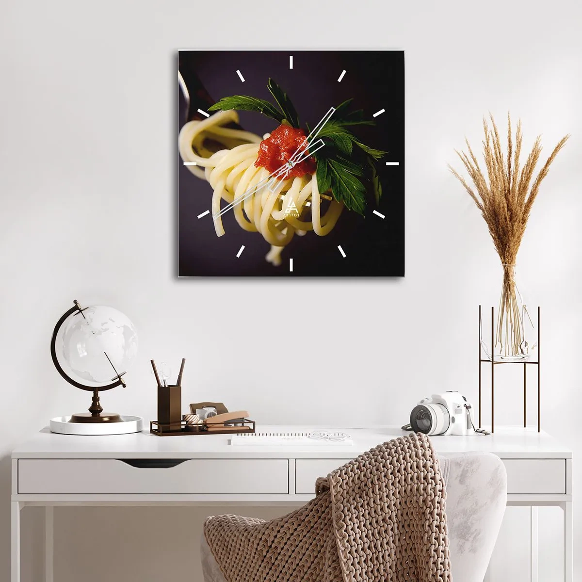 Zegar ścienny - Makaron spaghetti na widelcu z sosem pomidorowym i natką pietruszki - 30x30cm - Smakowity kęs - Nowoczesna dekoracja ścienna do salonu i sypialni ARTTOR