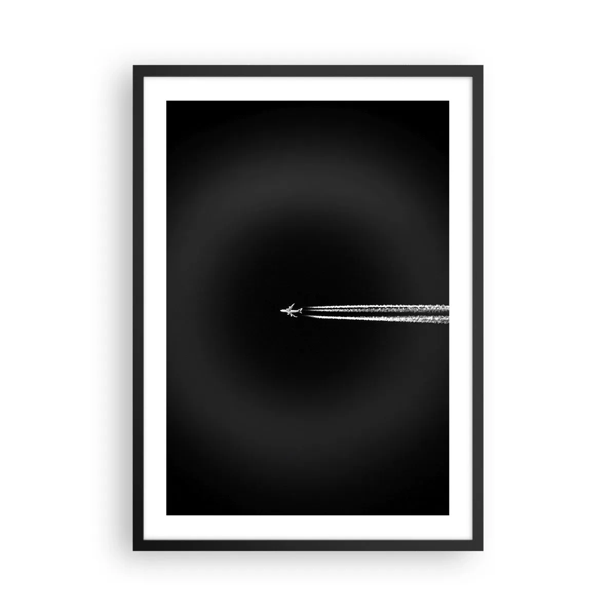 Plakat w czarnej ramie - Samolot lecący na czarnym tle, pozostawiający smugi kondensacyjne - 50x70cm - W inny wymiar - Nowoczesna dekoracja ścienna do salonu i sypialni ARTTOR