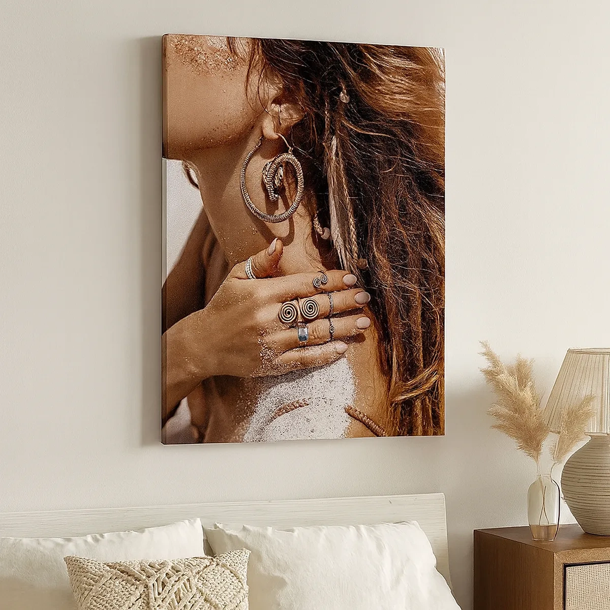 Obraz na płótnie - Kobieta z biżuterią na tle piaszczystej plaży - 50x70cm - Królowa dzikiej plaży - Nowoczesna dekoracja ścienna do salonu, kuchni i sypialni ARTTOR