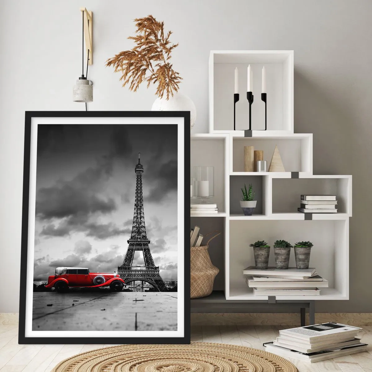 Plakat w czarnej ramie - Czerwony samochód na tle Wieży Eiffla w czerni i bieli - 50x70cm - Nie tak dawno w Paryżu - Nowoczesna dekoracja ścienna do salonu i sypialni ARTTOR