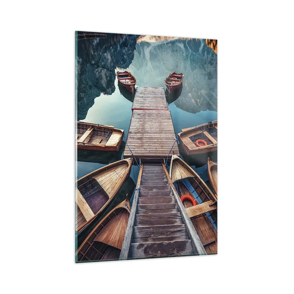Obraz na szkle - Drewniane łodzie przy pomoście na jeziorze górskim - 80x120cm - Czekam na przystani - Nowoczesna dekoracja ścienna do salonu i sypialni ARTTOR