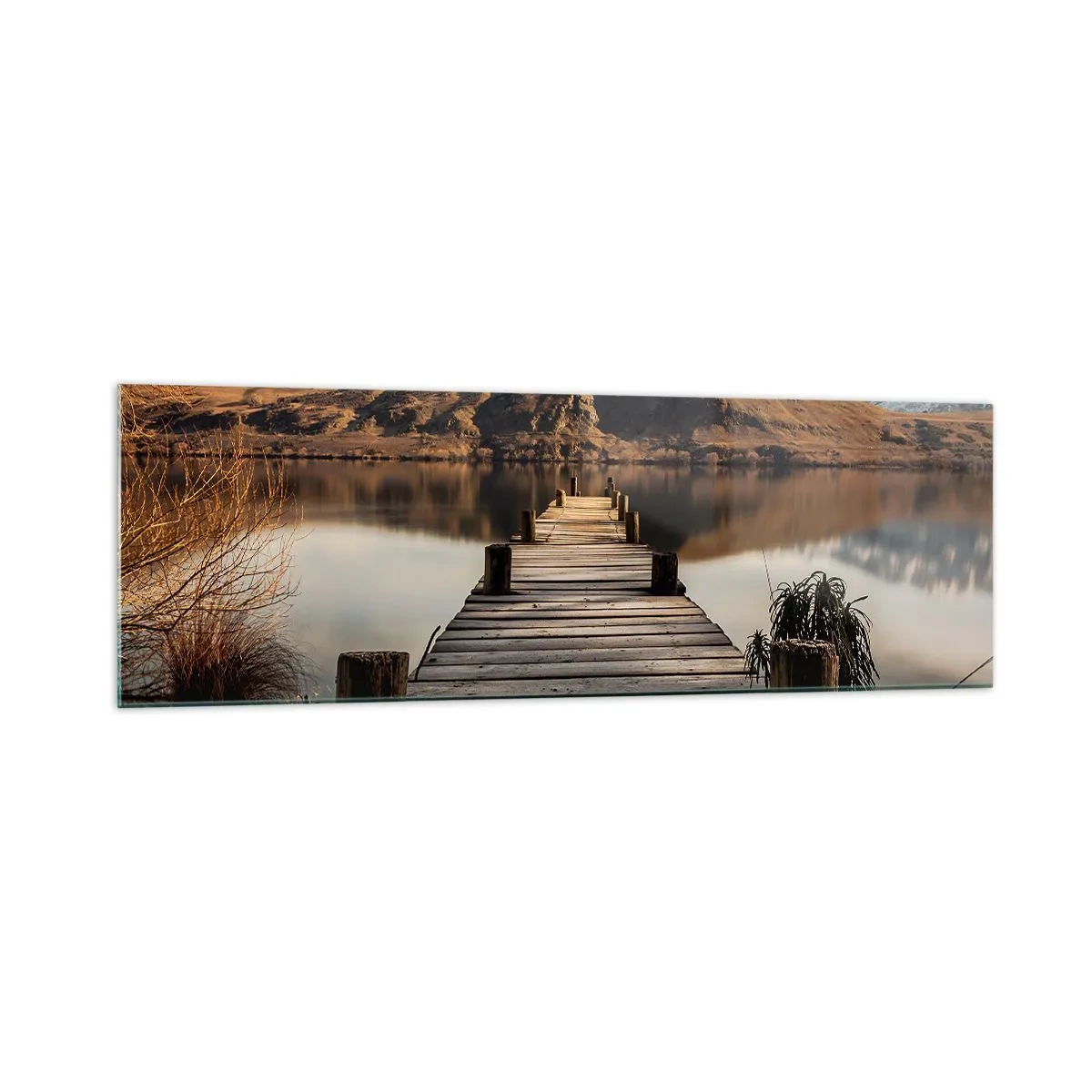 Obraz na szkle - Drewniany pomost nad jeziorem otoczony malowniczymi wzgórzami - 160x50cm - Pejzaż w ciszy - Nowoczesna dekoracja ścienna do salonu i sypialni ARTTOR