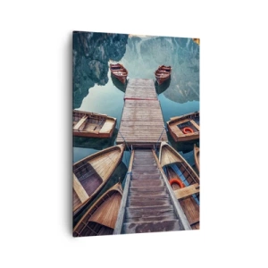 Obraz na płótnie - Drewniane łodzie przy pomoście na jeziorze górskim - 70x100cm - Czekam na przystani - Nowoczesna dekoracja ścienna do salonu i sypialni ARTTOR