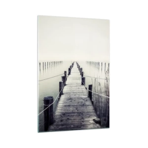 Obraz na szkle - Drewniany pomost prowadzący w mglistą przestrzeń - 70x100cm - Zanurz się w spokoju - Nowoczesna dekoracja ścienna do salonu i sypialni ARTTOR