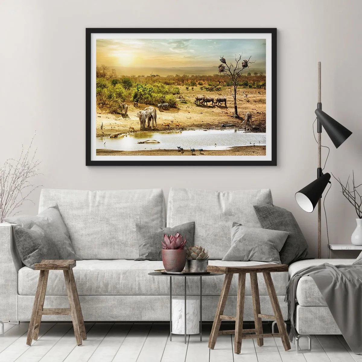 Plakat w czarnej ramie - Słonie i dzikie zwierzęta przy wodopoju o zachodzie słońca - 70x50cm - "Z Edenu zaś wypływała rzeka…" - Nowoczesna dekoracja ścienna do salonu i sypialni ARTTOR