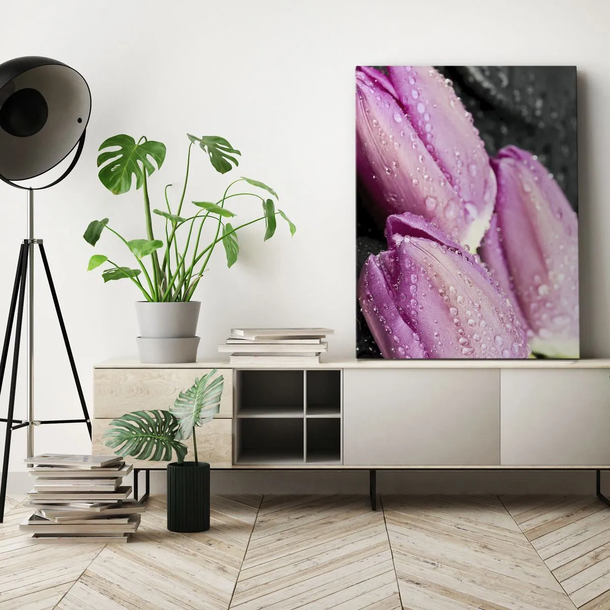 Obraz na płótnie - Trzy liliowe tulipany pokryte rosą na tle czarnego kamienia - 50x70cm - Liliowa trójka na czarnym kamieniu - Nowoczesna dekoracja ścienna do salonu, kuchni i sypialni ARTTOR