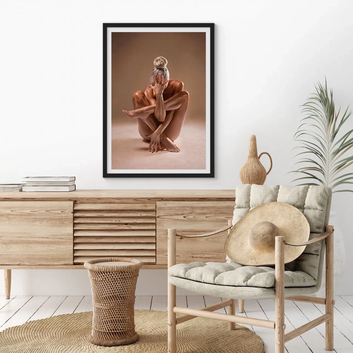 Plakat w czarnej ramie - Artystyczne ujęcie kobiety w zmysłowej pozie na beżowym tle - 50x70cm - Jedność ciała i ducha - Nowoczesna dekoracja ścienna do salonu i sypialni ARTTOR