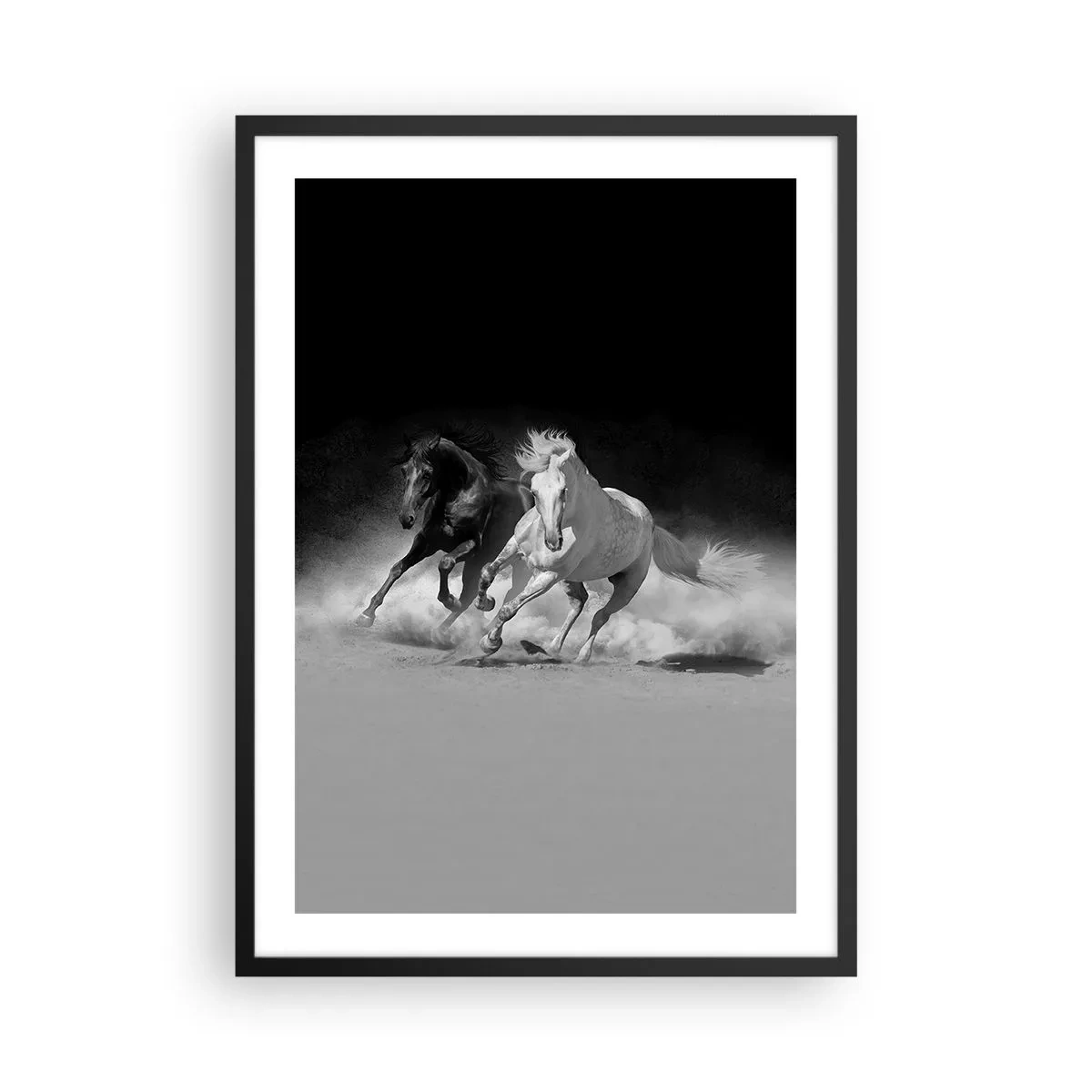 Plakat w czarnej ramie - Galopujące konie na tle monochromatycznej scenerii - 50x70cm - Galop wolności - Nowoczesna dekoracja ścienna do salonu i sypialni ARTTOR