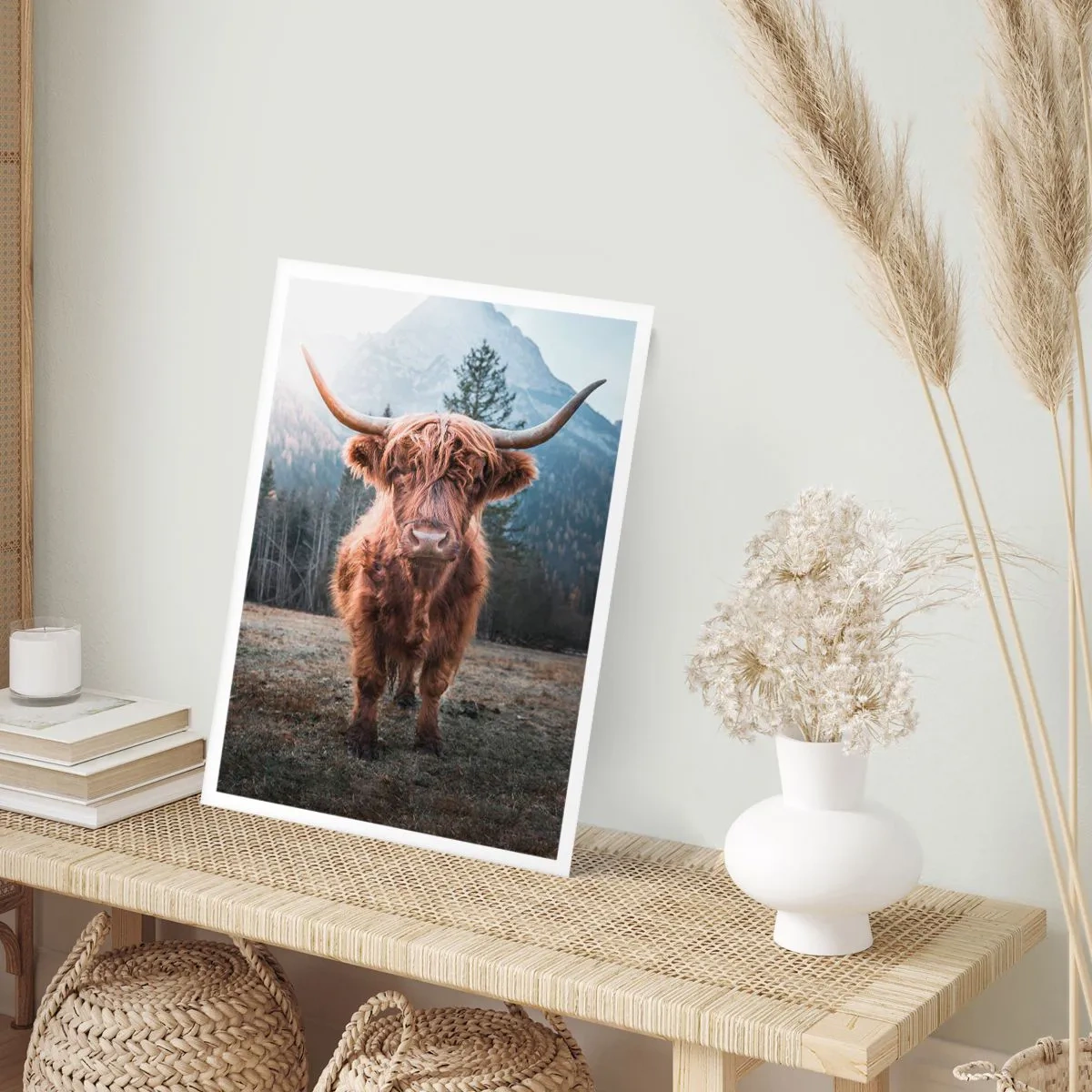 Plakat - Szkocka krowa górska na tle majestatycznych gór - 50x70cm - Pozdrowienia z górskiej łąki - Nowoczesna dekoracja ścienna do salonu, kuchni i sypialni ARTTOR