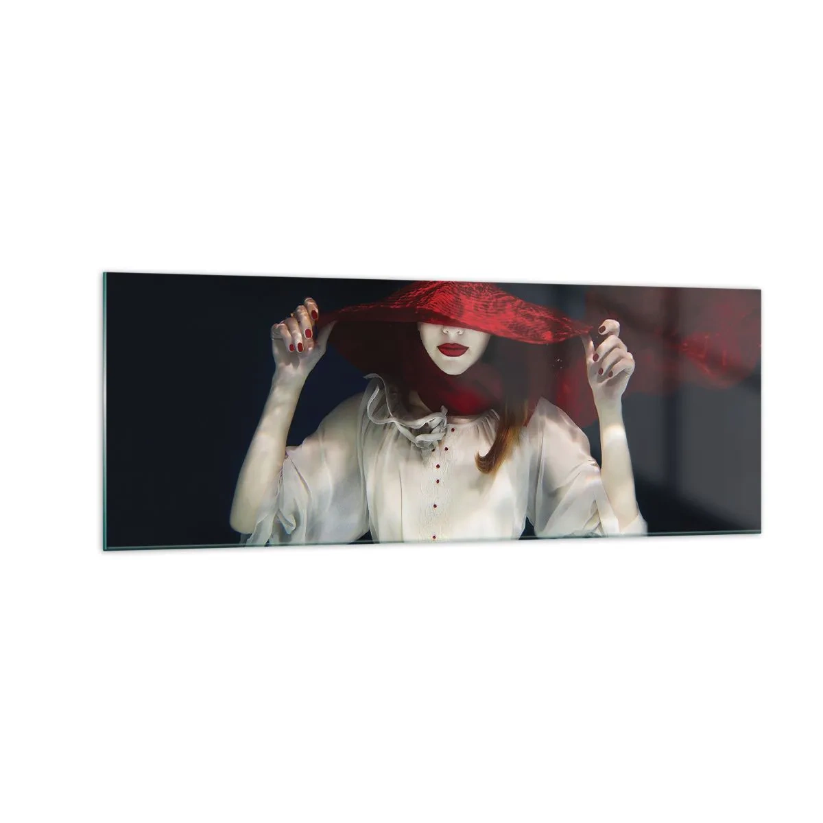 Obraz na szkle - Kobieta w czerwonym kapeluszu zanurzona w wodzie - 140x50cm - Dziwożona - Nowoczesna dekoracja ścienna do salonu i sypialni ARTTOR