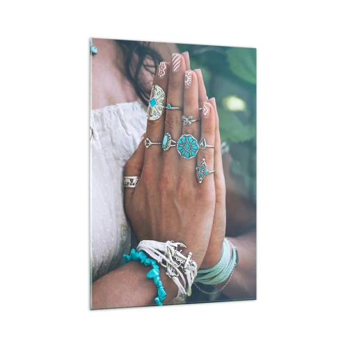Obraz na szkle - Ręce ozdobione biżuterią w stylu boho - 70x100cm - Witaj w centrum bytu - Nowoczesna dekoracja ścienna do salonu i sypialni ARTTOR