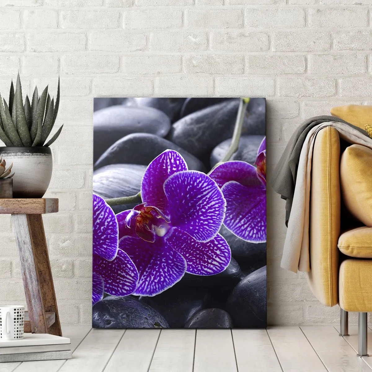 Obraz na płótnie - Fioletowe orchidee na tle czarnych kamieni - 80x120cm - Kamienie pojaśniały z zachwytu - Nowoczesna dekoracja ścienna do salonu i sypialni ARTTOR