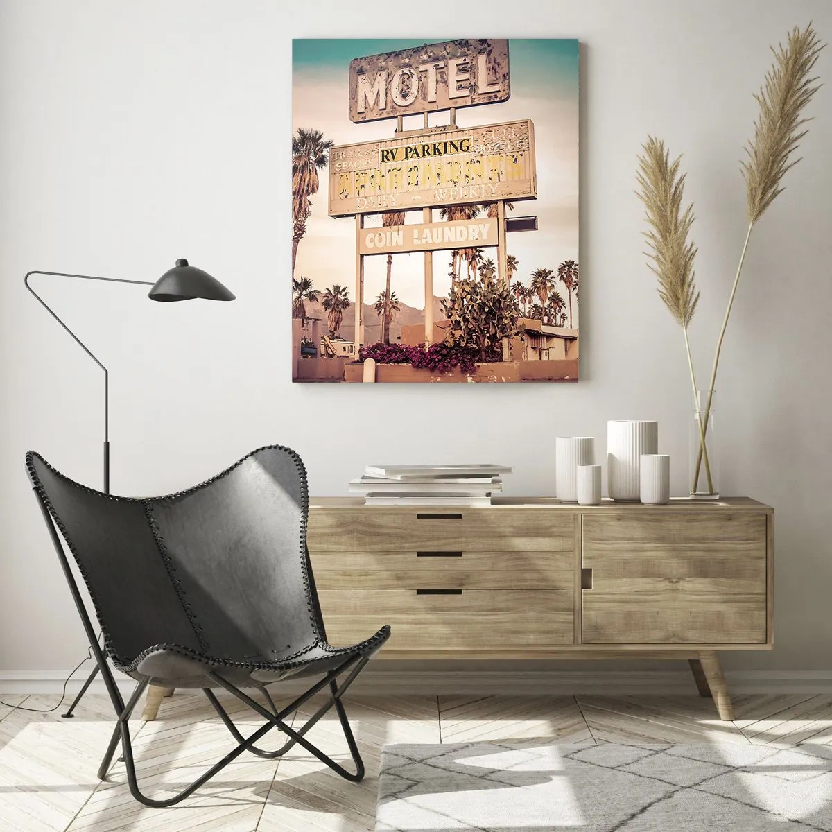 Obraz na szkle - Stary szyld motelu otoczony palmami w klimacie retro - 50x70cm - Tu czas się zatrzymał - Nowoczesna dekoracja ścienna do salonu, kuchni i sypialni ARTTOR