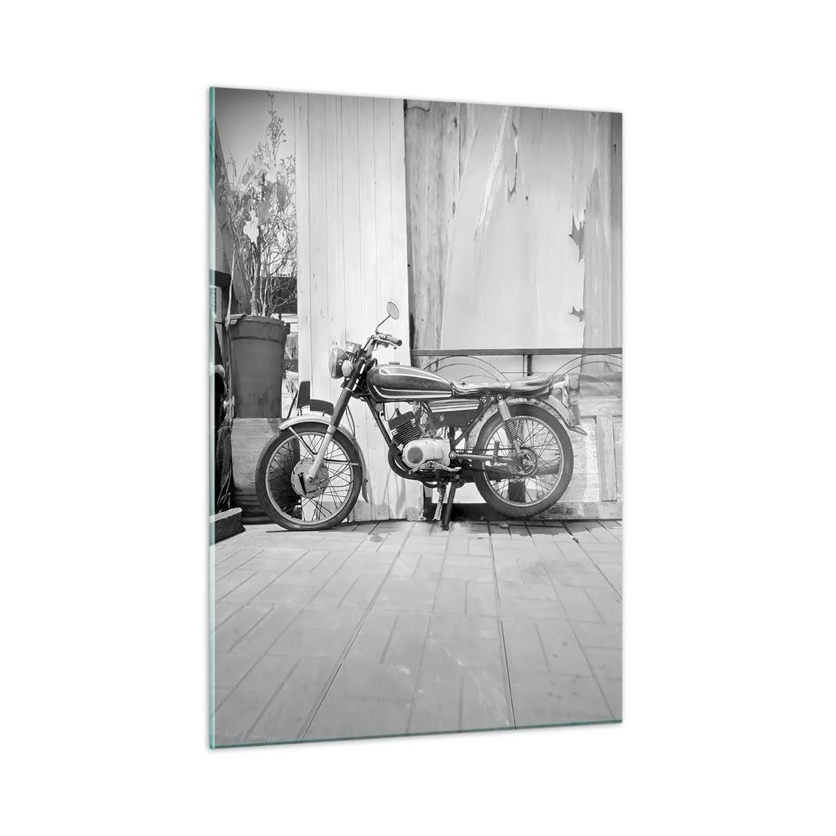 Obraz na szkle - Motocykl w stylu retro stojący na tle drewnianych ścian - 50x70cm - Klasyka ponad wszystko - Nowoczesna dekoracja ścienna do salonu, kuchni i sypialni ARTTOR