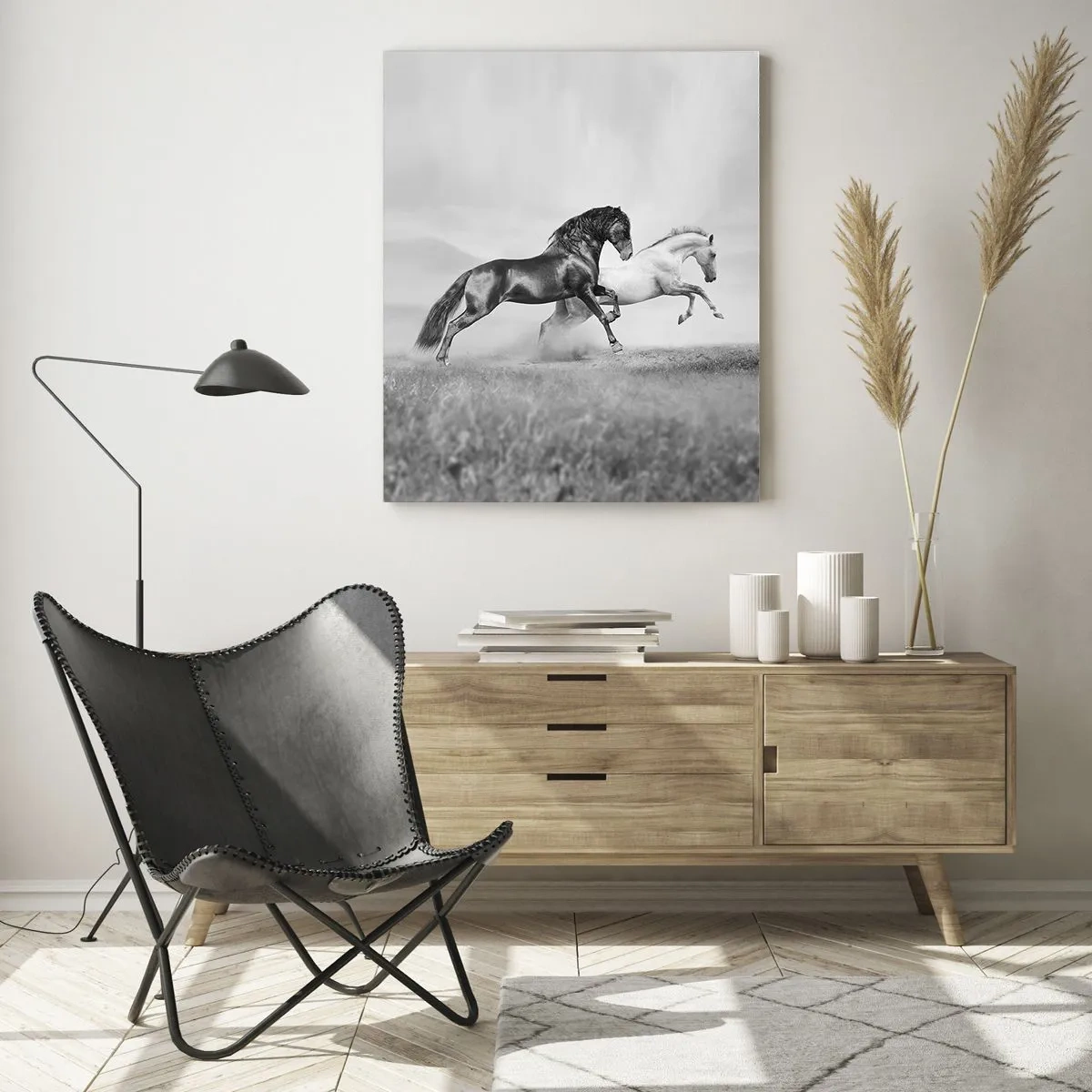 Obraz na szkle - Dwa konie galopujące w dynamicznej, czarno-białej kompozycji - 80x120cm - Anioły i demony - Nowoczesna dekoracja ścienna do salonu i sypialni ARTTOR