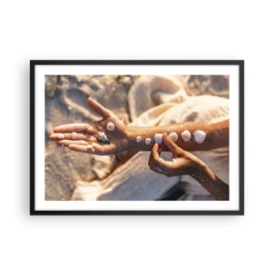 Plakat w czarnej ramie - Dłonie z ułożonymi muszlami na tle piasku - 70x50cm - Piękno w zasięgu ręki - Nowoczesna dekoracja ścienna do salonu i sypialni ARTTOR
