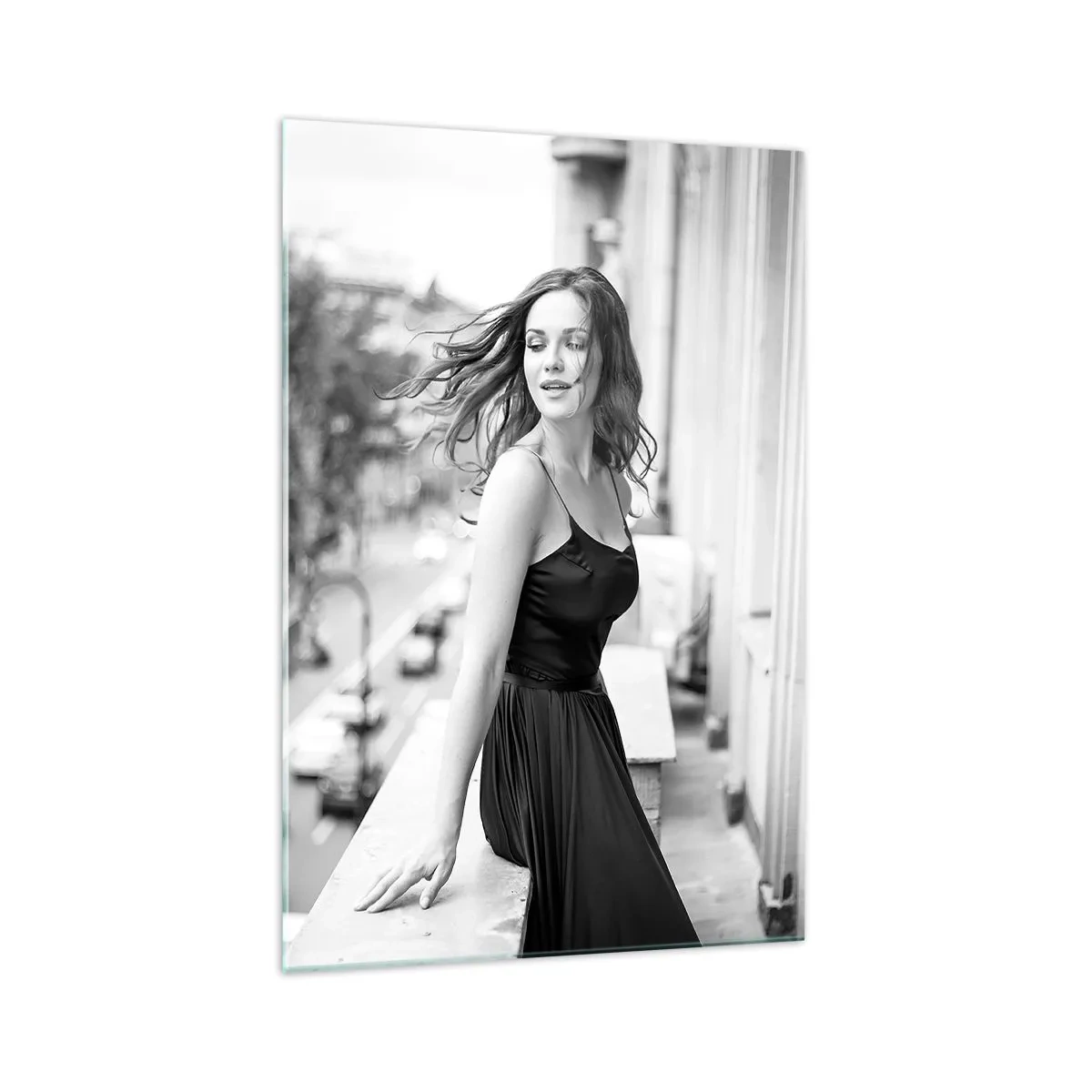 Obraz na szkle - Czarno-białe zdjęcie kobiety na balkonie - 70x100cm - Z pewnością paryżanka - Nowoczesna dekoracja ścienna do salonu i sypialni ARTTOR