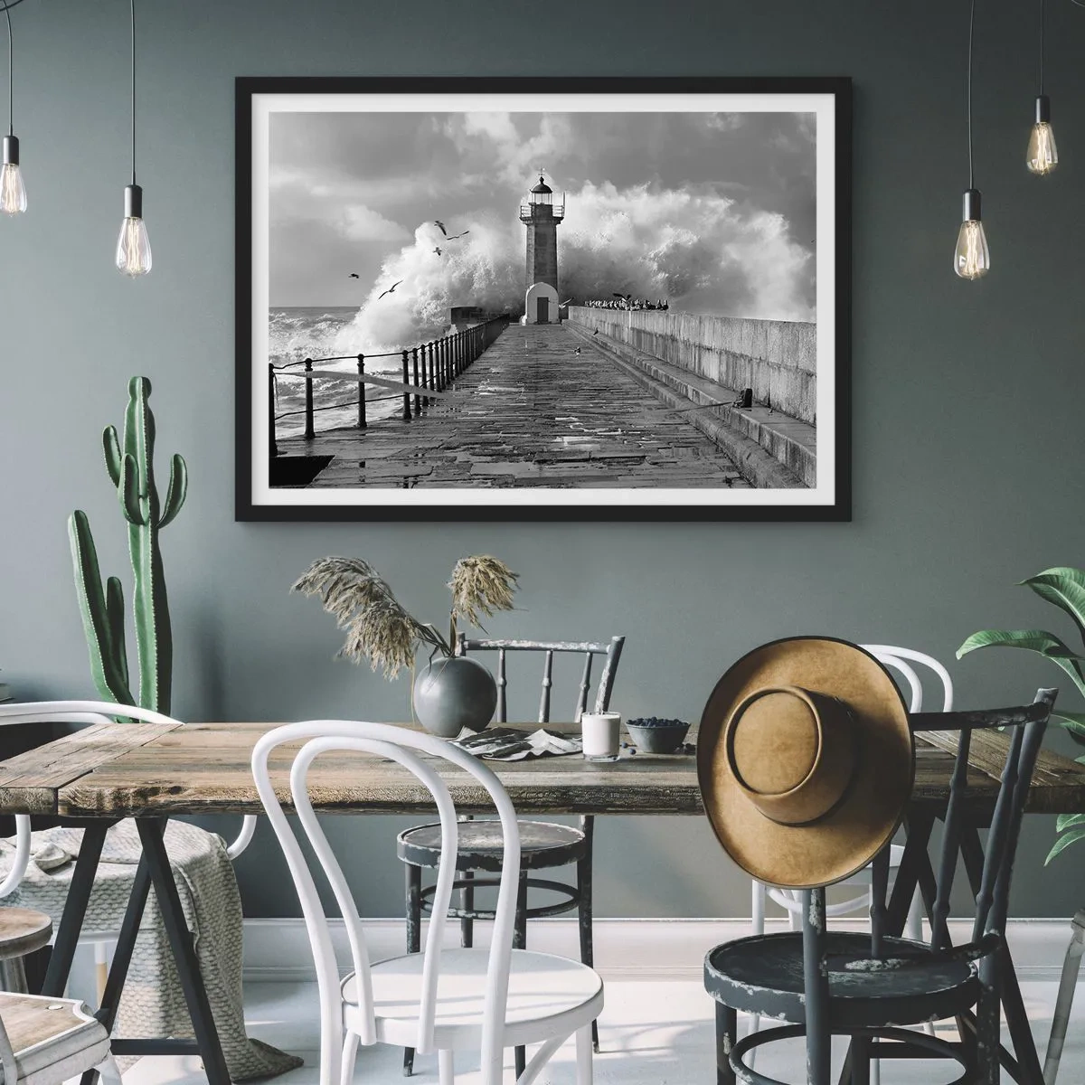 Plakat w czarnej ramie - Latarnia morska otoczona przez fale podczas sztormu - 100x70cm - Nieustraszona  - Nowoczesna dekoracja ścienna do salonu i sypialni ARTTOR