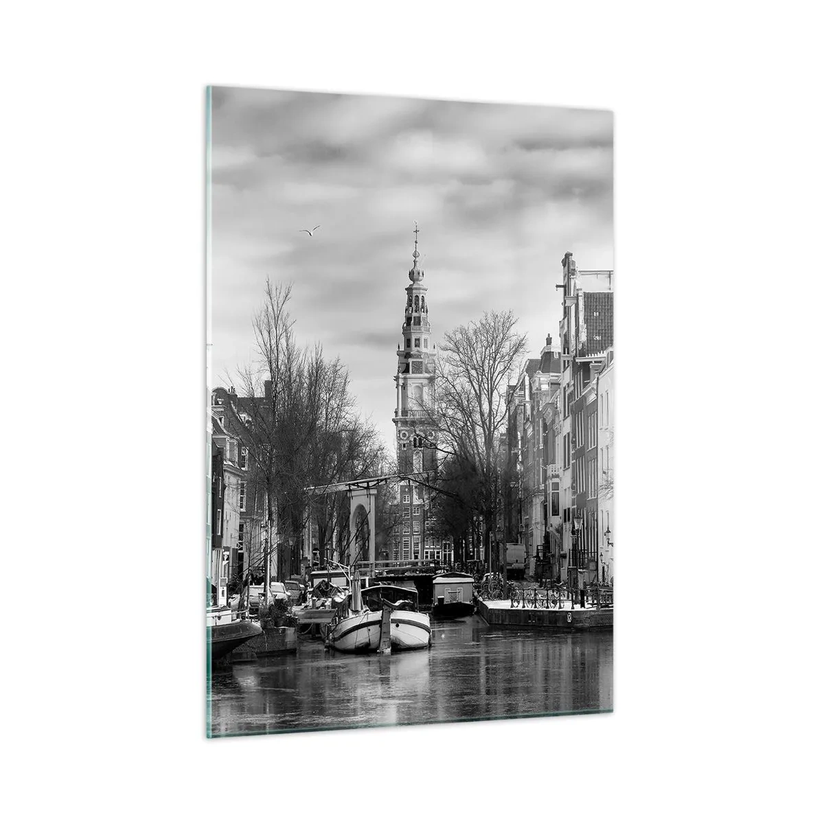 Obraz na szkle - Czarno-biały widok na kanał w Amsterdamie - 50x70cm - Amsterdamskie klimaty - Nowoczesna dekoracja ścienna do salonu, kuchni i sypialni ARTTOR