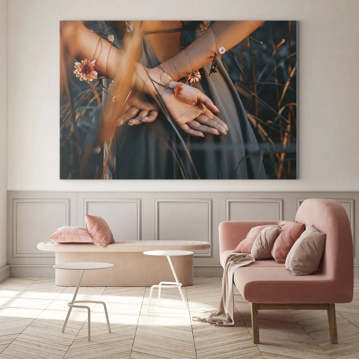 Obraz na szkle - Zbliżenie splecionych dłoni kobiety z kwiatami na tle traw - 120x80cm - Związana z naturą - Nowoczesna dekoracja ścienna do salonu, kuchni i sypialni ARTTOR