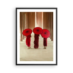 Plakat w czarnej ramie - Mnisi z czerwonymi parasolkami w świątynnych korytarzach - 50x70cm - W drodze do Czystej Krainy - Nowoczesna dekoracja ścienna do salonu i sypialni ARTTOR