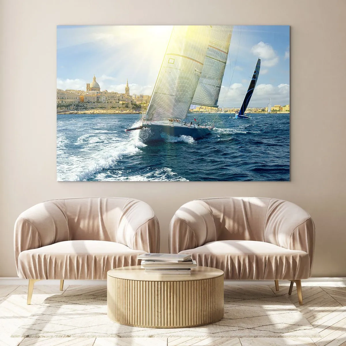 Obraz na szkle - Jacht żeglujący na tle miasta w słoneczny dzień - 120x80cm - Pora opuścić miasto - Nowoczesna dekoracja ścienna do salonu, kuchni i sypialni ARTTOR