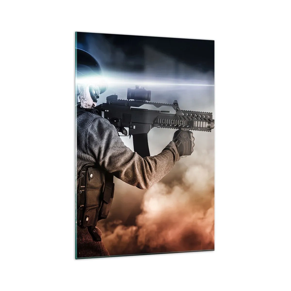 Obraz na szkle - Żołnierz w akcji z karabinem na tle chmur i światła - 70x100cm - Po prostu bohater - Nowoczesna dekoracja ścienna do salonu i sypialni ARTTOR