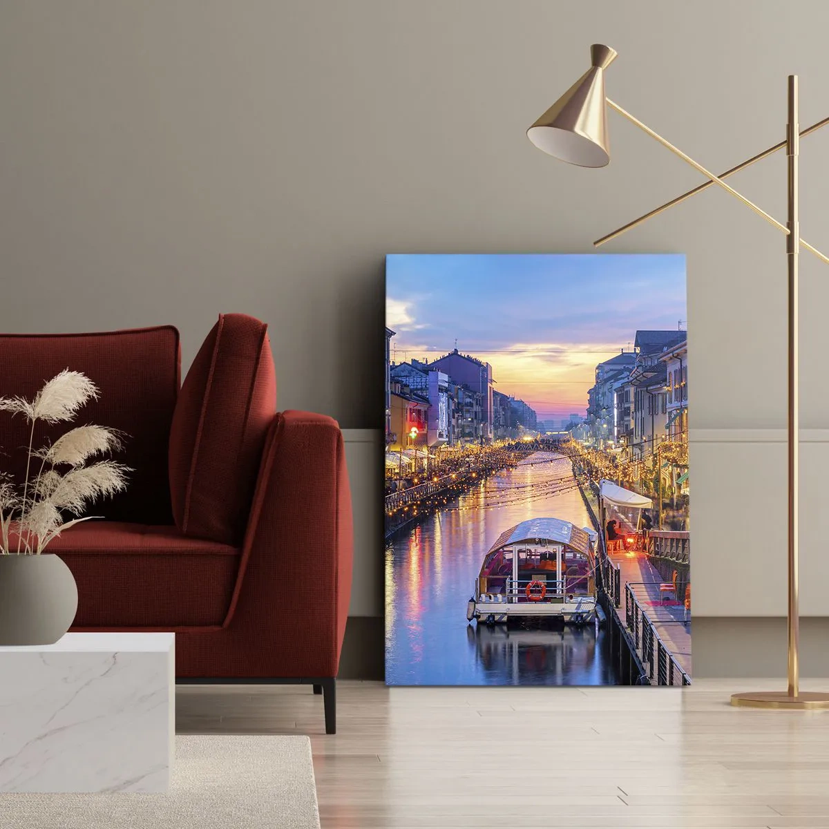 Obraz na płótnie - Wieczorny widok kanału z łodzią i światełkami - 50x70cm - Wieczór światła i zabawy - Nowoczesna dekoracja ścienna do salonu, kuchni i sypialni ARTTOR