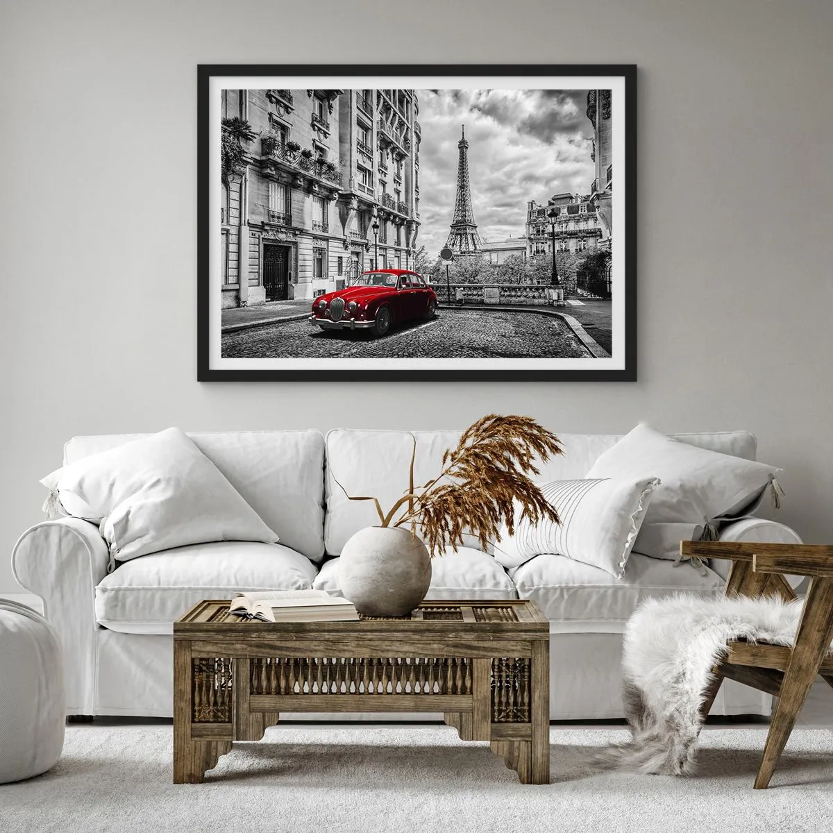 Plakat w czarnej ramie - Czerwony samochód na tle wieży Eiffla w czarno-białej scenerii - 70x50cm - Drapieżnik w mieście - Nowoczesna dekoracja ścienna do salonu i sypialni ARTTOR