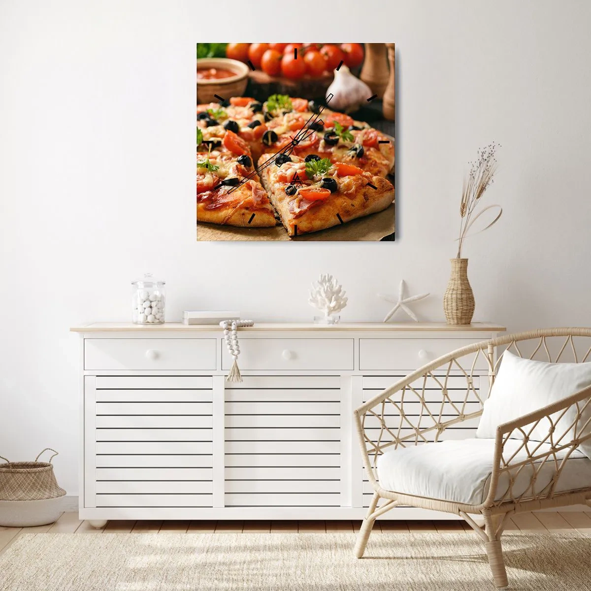 Zegar ścienny - Pizza z pomidorami, oliwkami i świeżymi ziołami na stole - 30x30cm - Znów ci się upiekło - Nowoczesna dekoracja ścienna do salonu i sypialni ARTTOR
