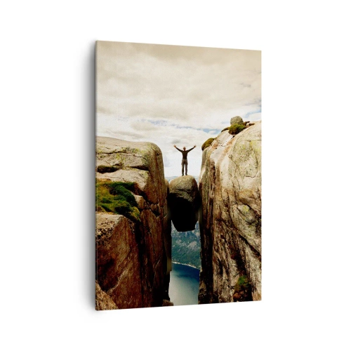 Obraz na płótnie - Człowiek stojący na zaklinowanym kamieniu między skałami - 70x100cm - Jak się czuję?! - Nowoczesna dekoracja ścienna do salonu i sypialni ARTTOR