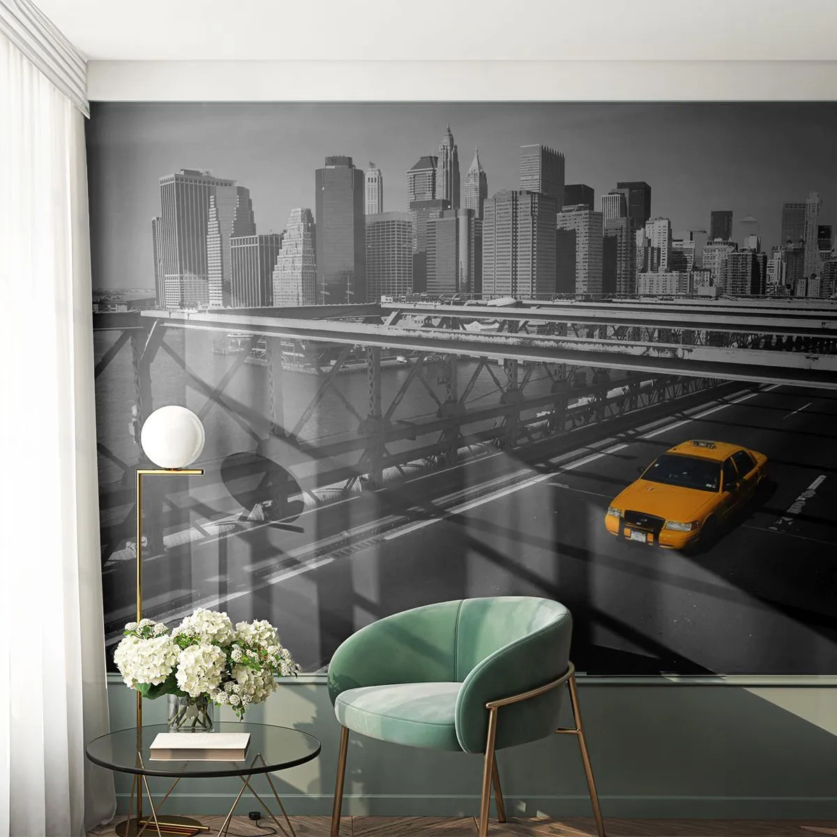 Fototapeta Premium Sand - Żółta taksówka na moście na tle panoramy miasta w czerni i bieli - 100x70cm - Kolor wielkiego miasta - Nowoczesna dekoracja ścienna do salonu, kuchni i sypialni ARTTOR