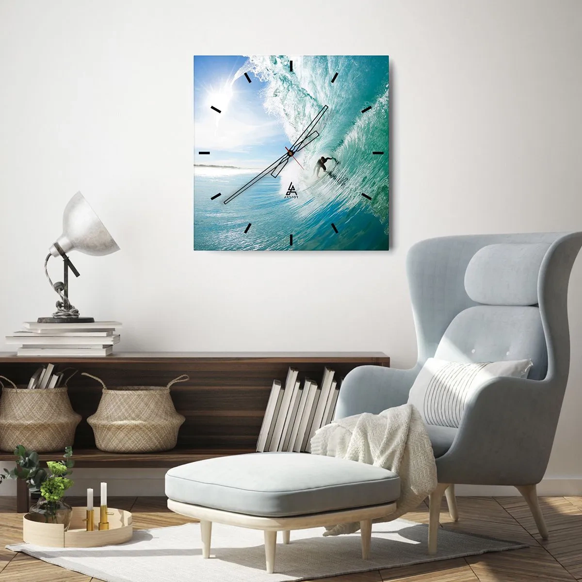 Zegar ścienny - Surfer na fali w świetle słońca na tle błękitnego nieba - 30x30cm - Zawsze na fali - Nowoczesna dekoracja ścienna do salonu i sypialni ARTTOR