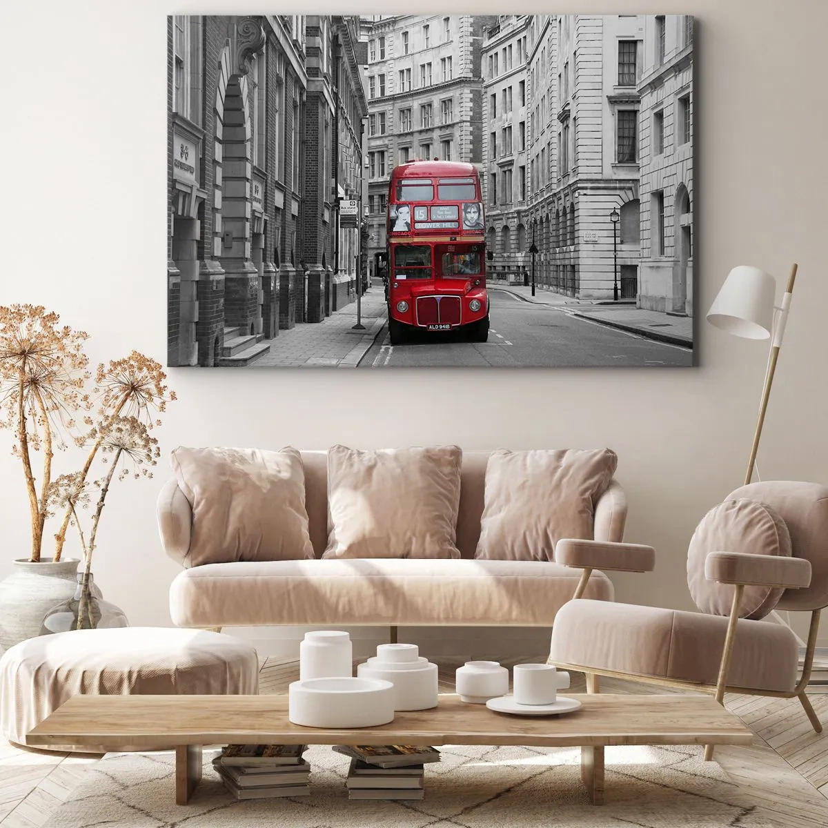 Obraz na płótnie - Czerwony autobus na tle czarno-białych budynków miejskich - 100x70cm - Codzienność nie musi być szara - Nowoczesna dekoracja ścienna do salonu, kuchni i sypialni ARTTOR