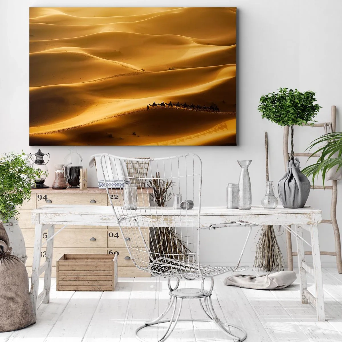 Obraz na płótnie - Karawana wielbłądów wędrująca przez złote wydmy pustyni. - 70x50cm - Karawana na falach pustyni - Nowoczesna dekoracja ścienna do salonu i sypialni ARTTOR