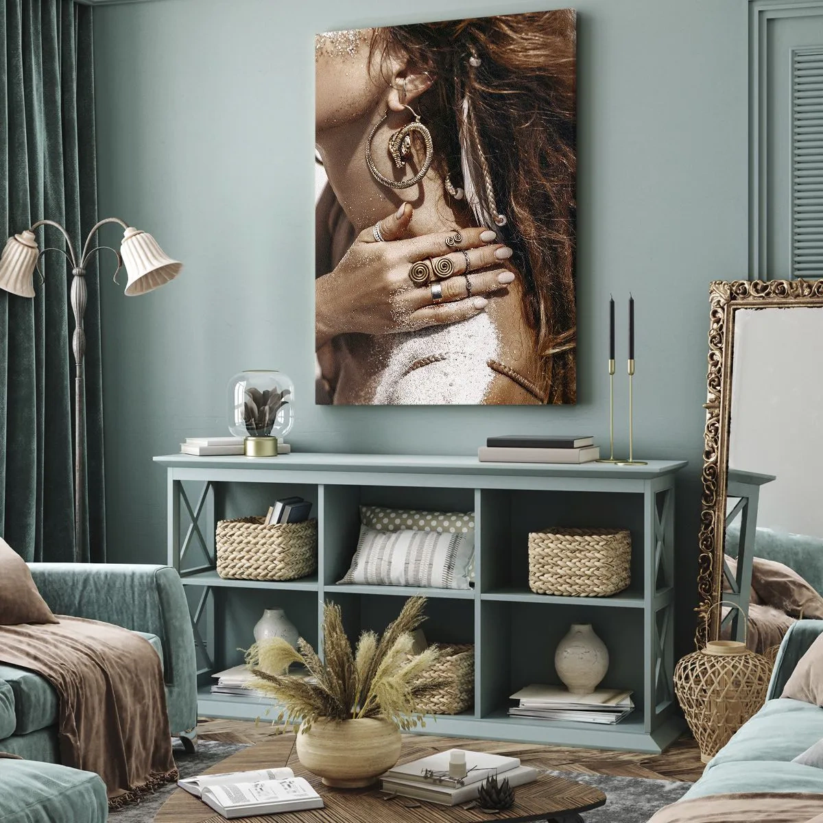 Obraz na płótnie - Kobieta z biżuterią na tle piaszczystej plaży - 50x70cm - Królowa dzikiej plaży - Nowoczesna dekoracja ścienna do salonu, kuchni i sypialni ARTTOR