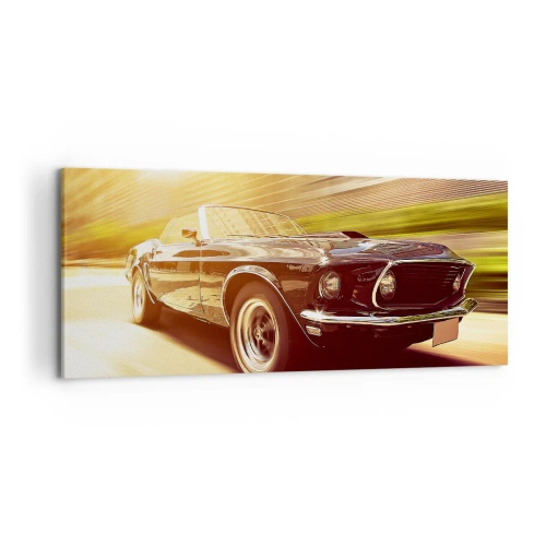 Obraz na płótnie - Klasyczny samochód w ruchu na tle miejskiej scenerii - 120x50cm - 1967 - powrót legendy - Nowoczesna dekoracja ścienna do salonu i sypialni ARTTOR