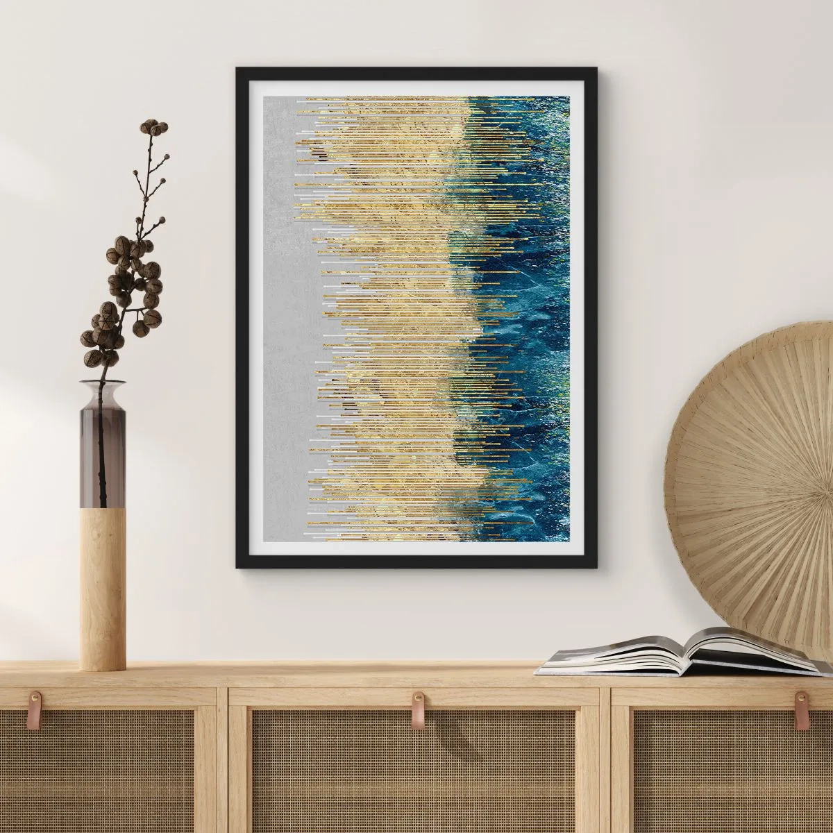 Plakat w czarnej ramie - Abstrakcyjna kompozycja inspirowana złotą plażą i oceanem - 50x70cm - Wyzłocona granica - Nowoczesna dekoracja ścienna do salonu i sypialni ARTTOR