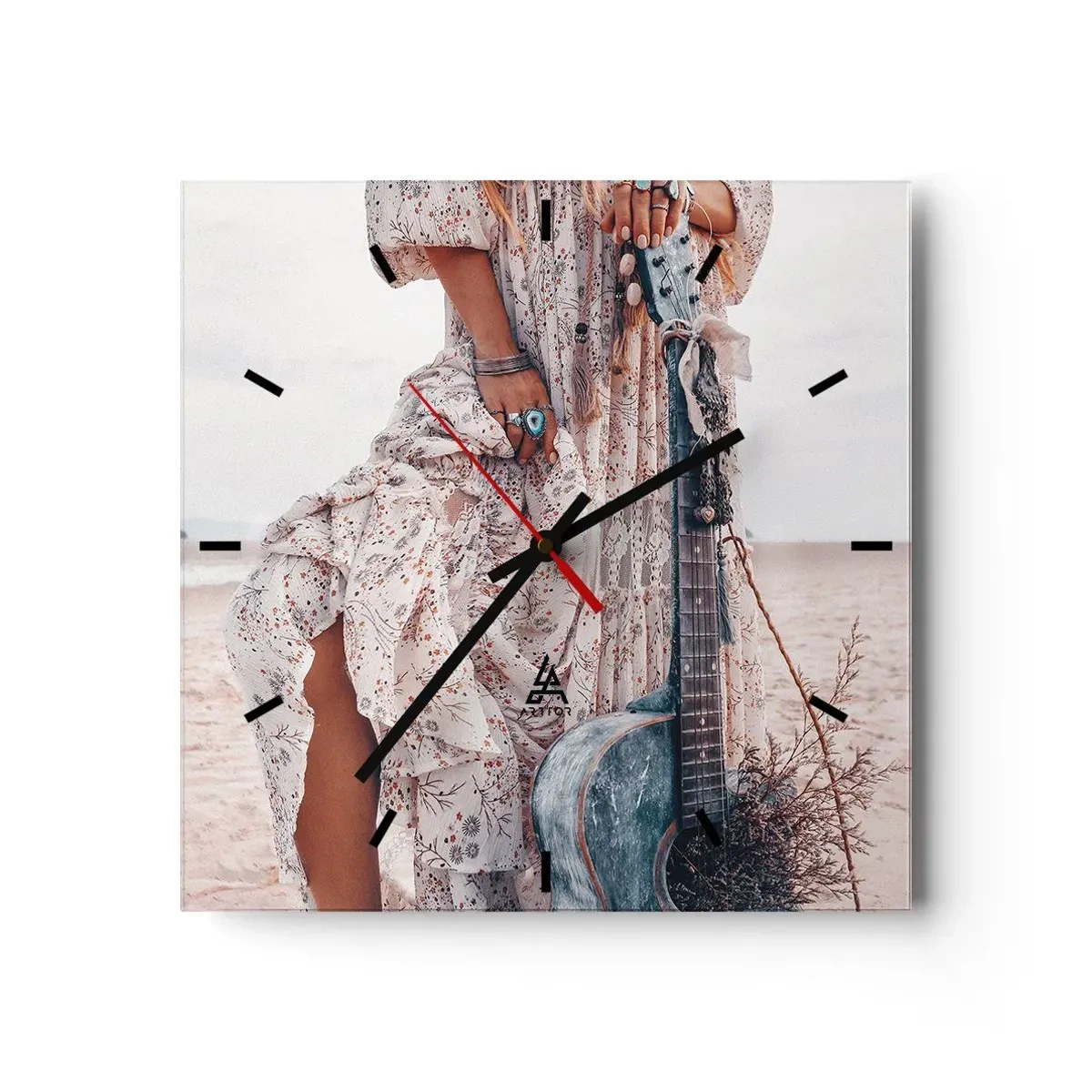 Zegar ścienny - Kobieta w stylu boho z gitarą na plaży - 30x30cm - Dzieci kwiaty w drodze - Nowoczesna dekoracja ścienna do salonu i sypialni ARTTOR