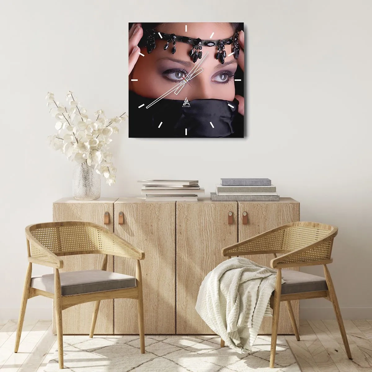 Zegar ścienny - Portret kobiety z ozdobną biżuterią na tle czerni - 30x30cm - Orientalna kusząca tajemnica - Nowoczesna dekoracja ścienna do salonu i sypialni ARTTOR