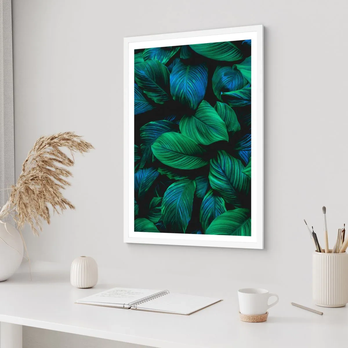 Plakat w białej ramie - W zielonym tłumie - 30x40 cm