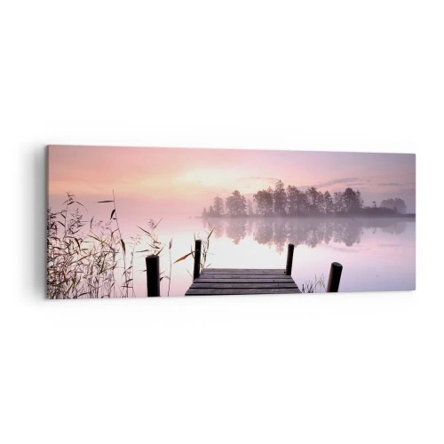 Obraz na płótnie - Pomost nad jeziorem o świcie z mgłą i pastelowym niebem - 140x50cm - Z liliowej mgły... - Nowoczesna dekoracja ścienna do salonu i sypialni ARTTOR
